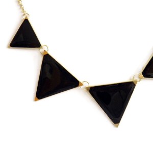 collar-con-triangulos-en-negro-3